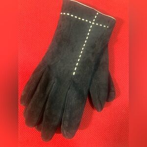 Women black suede gloves by Mutha.
